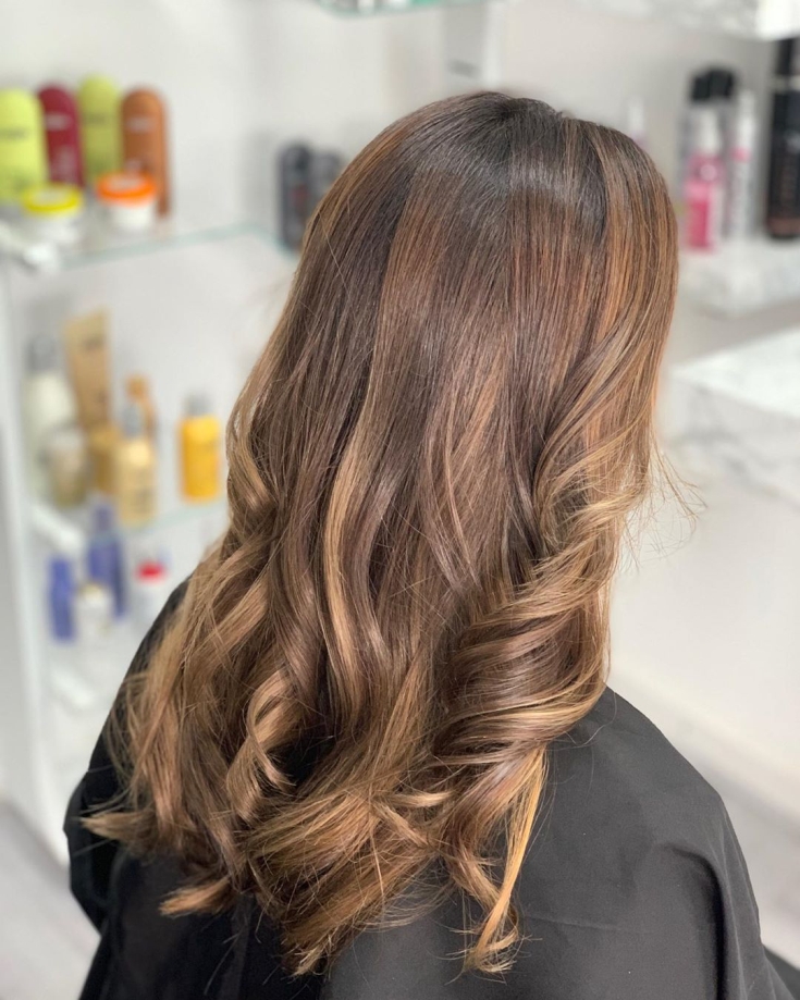 Cabelo castanho-branco