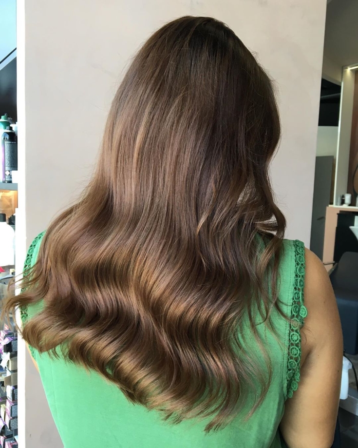 Cabelo castanho dourado