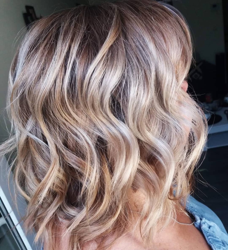 Cabelo castanho-branco