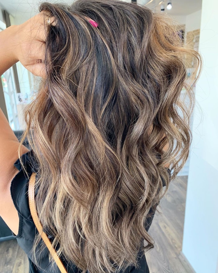 Cabelo castanho-branco