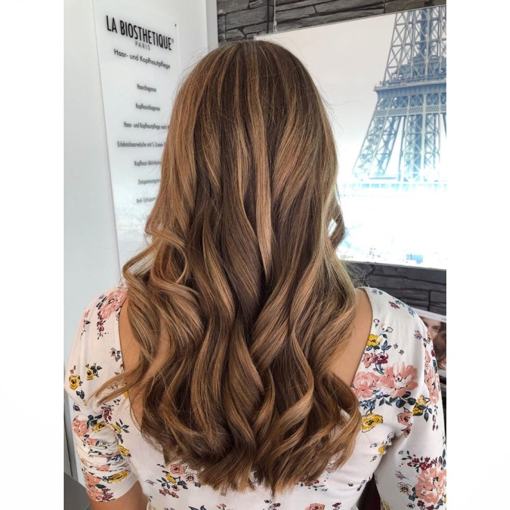 Foto colorida de cabelo castanho claro