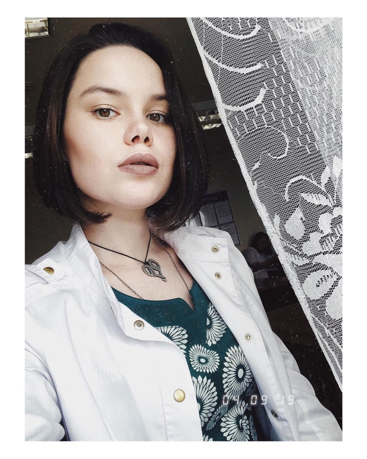 Cor do cabelo, pele pálida olhos castanhos