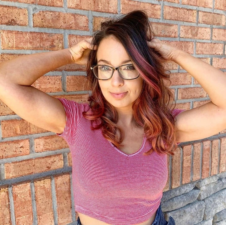 Cabelo castanho-rosado