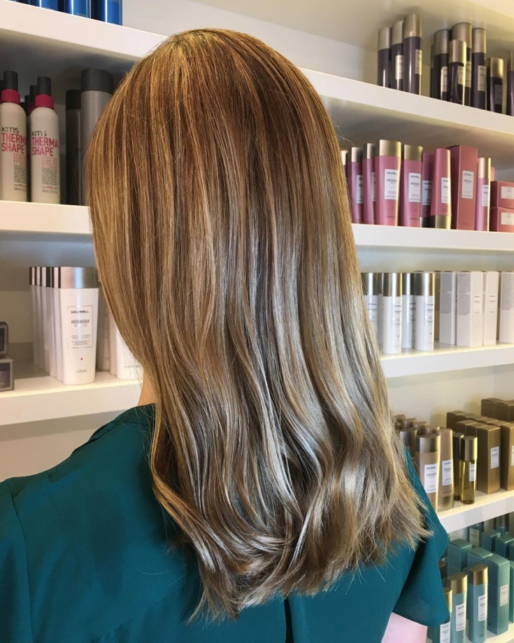 Cabelo castanho dourado