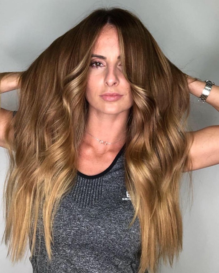 Cabelo castanho dourado