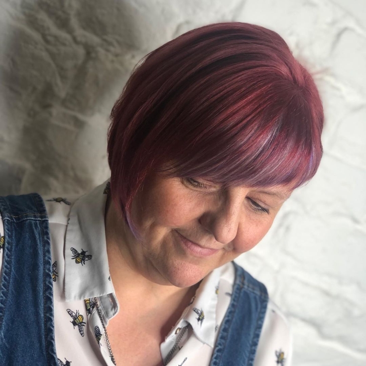 Cabelo castanho-rosado