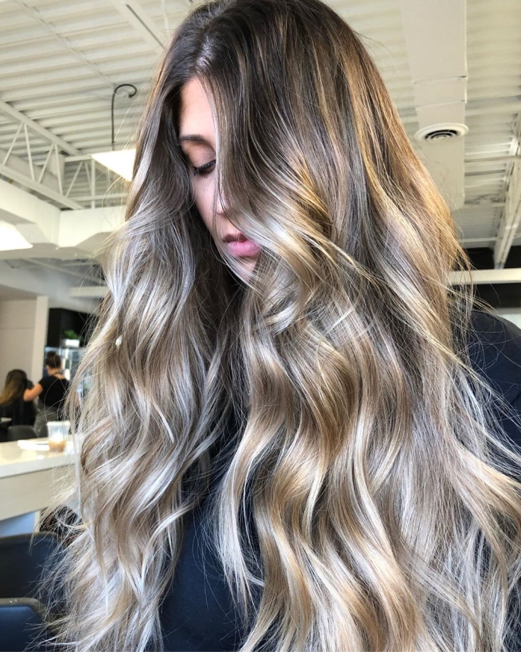 Cabelo castanho-branco