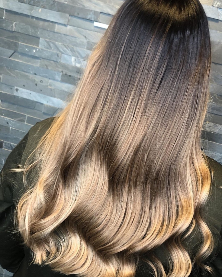 Cabelo castanho-branco