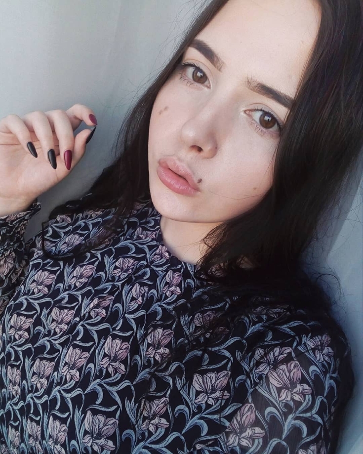 Cor do cabelo, pele pálida olhos castanhos