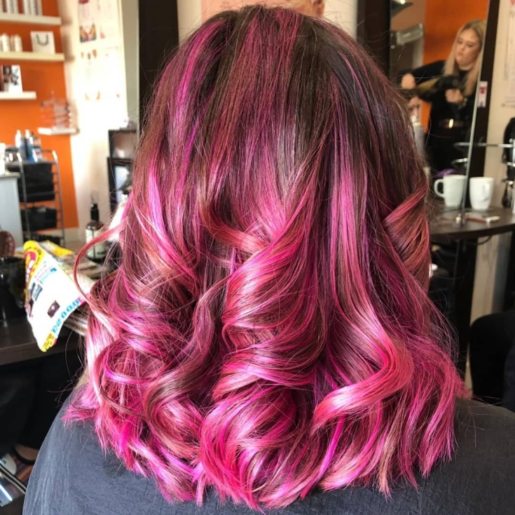 Cabelo castanho-rosado