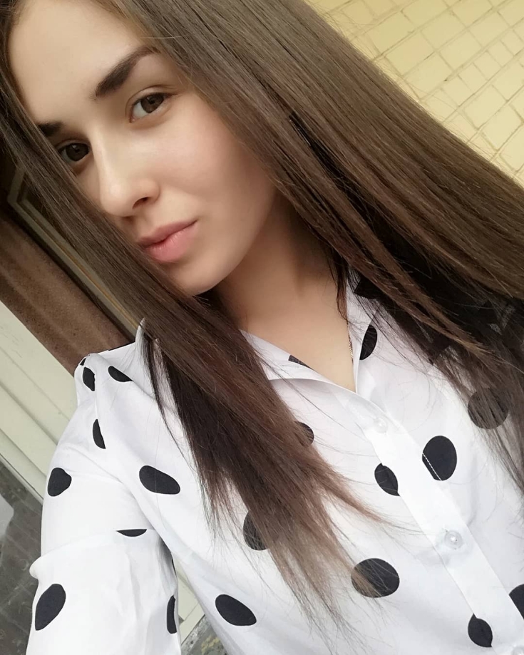 Cor do cabelo, pele pálida olhos castanhos