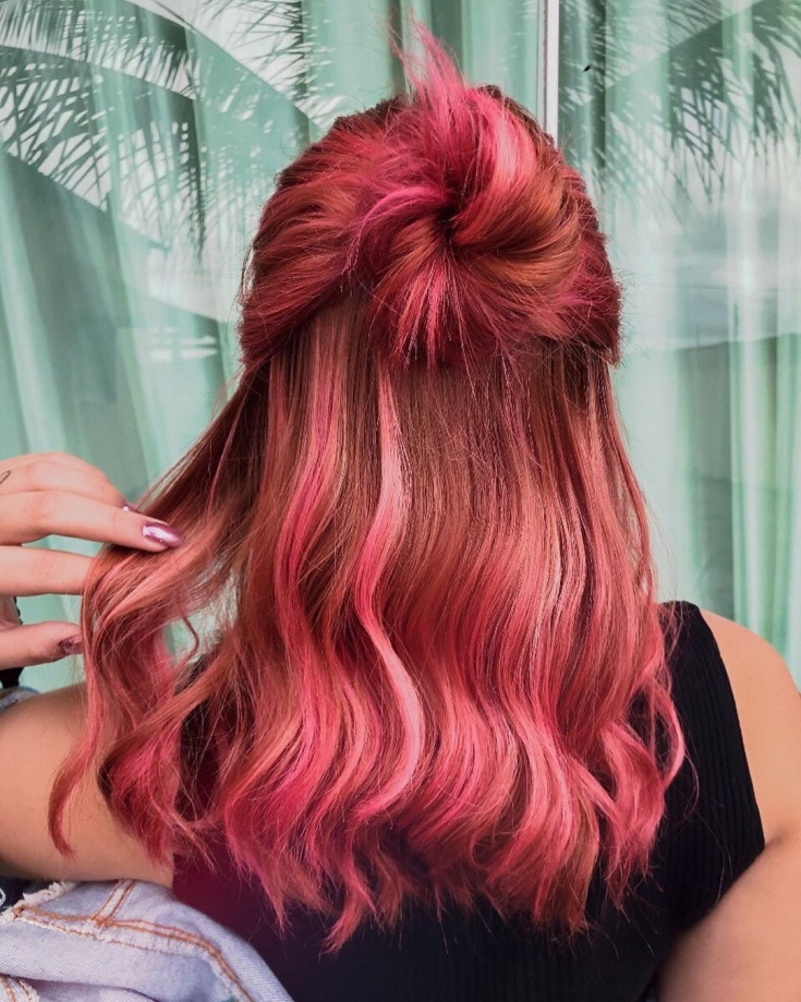 Cabelo castanho-rosado