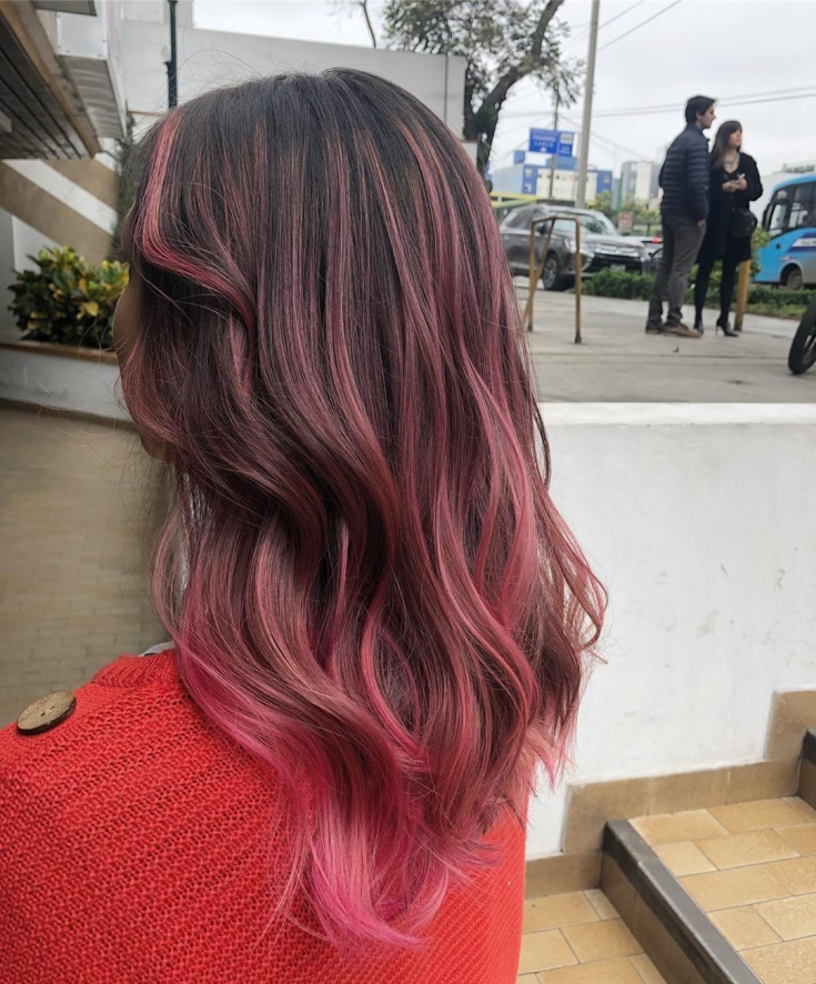 Cabelo castanho-rosado