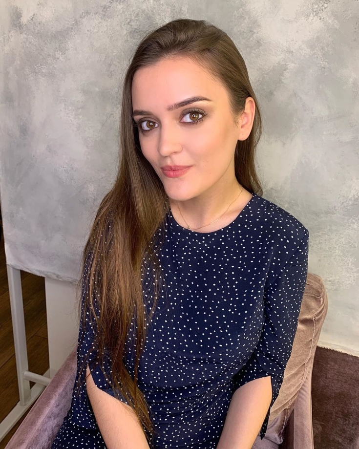 Cor do cabelo, pele pálida olhos castanhos