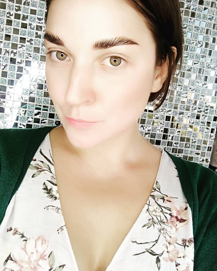 Cor do cabelo, pele pálida olhos castanhos