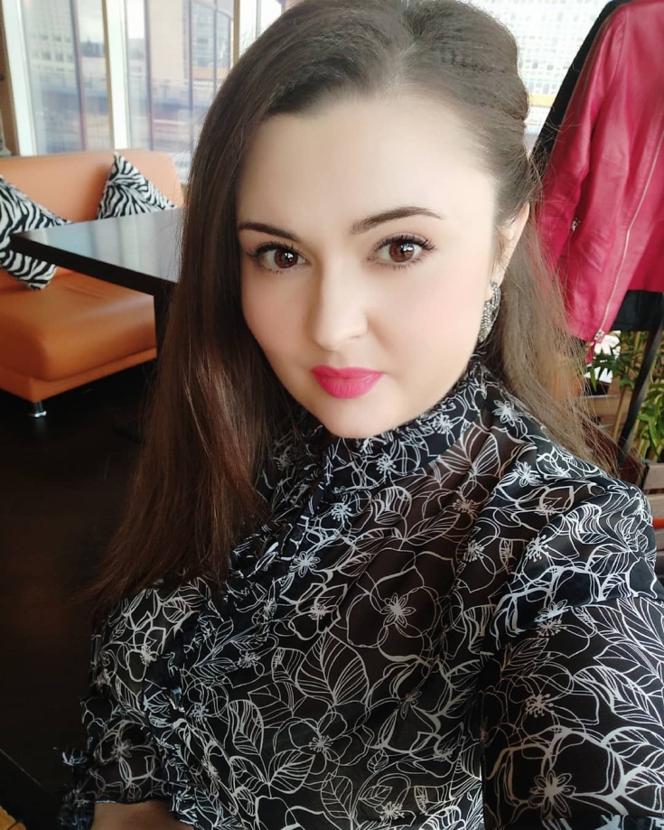 Cor do cabelo, pele pálida olhos castanhos