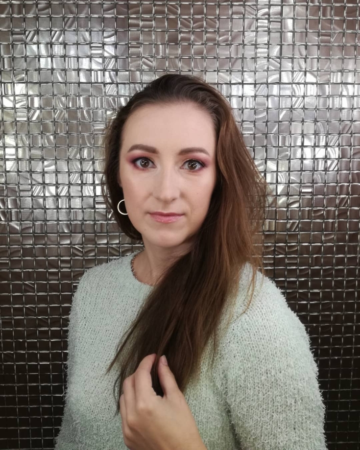 Cor do cabelo, pele pálida olhos castanhos