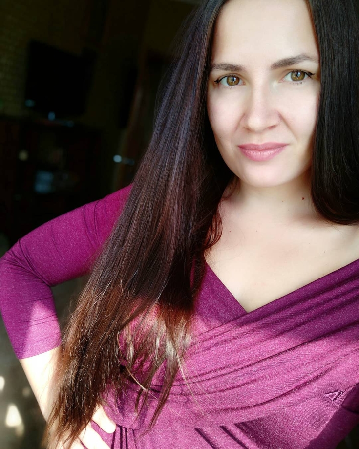 Cor do cabelo, pele pálida olhos castanhos