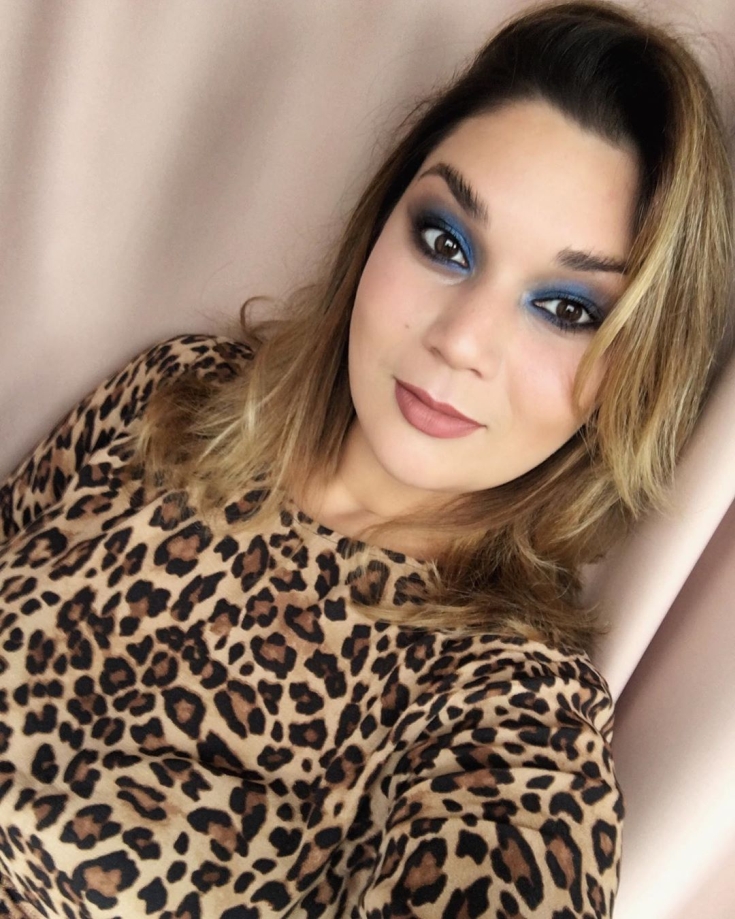 Cor do cabelo, pele pálida olhos castanhos