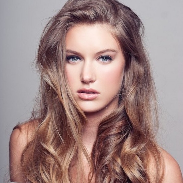 Cabelo claro para olhos cinza