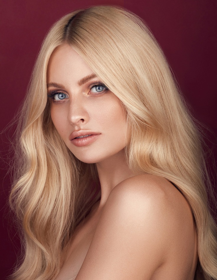 Cabelo claro para olhos cinza