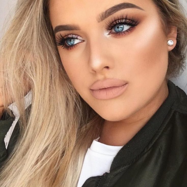 Cabelo claro para olhos cinza