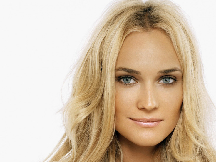 Cabelo claro para olhos cinza