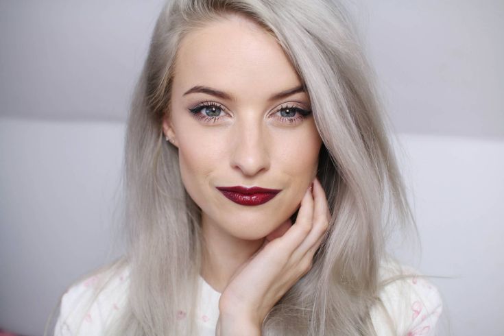 Cabelo claro para olhos cinza