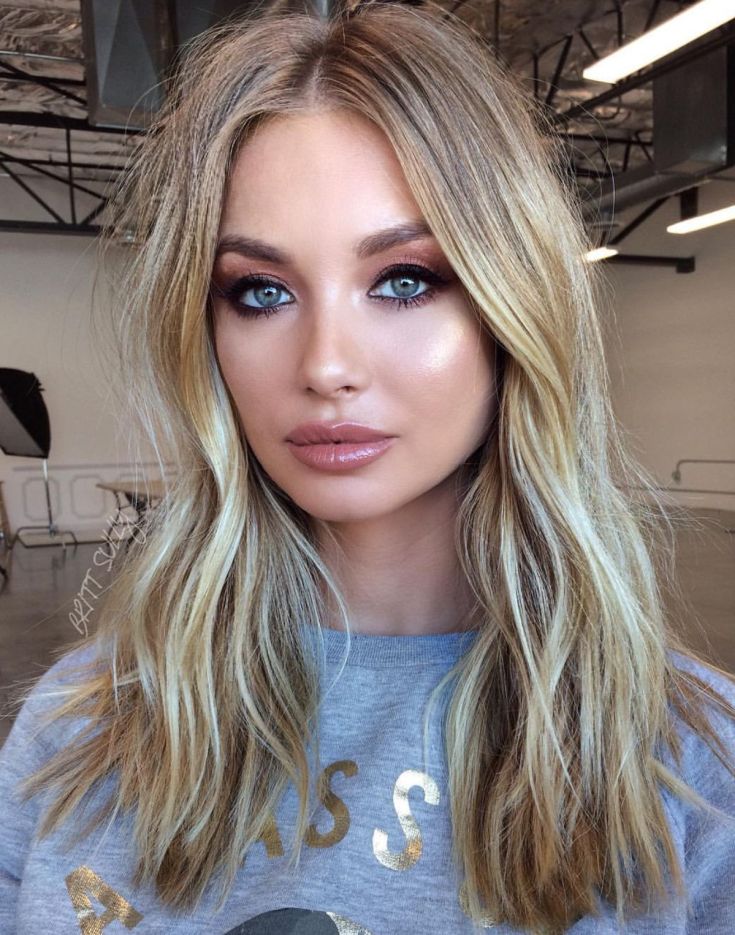 Cabelo claro para olhos cinza