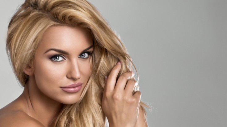 Cabelo claro para olhos cinza