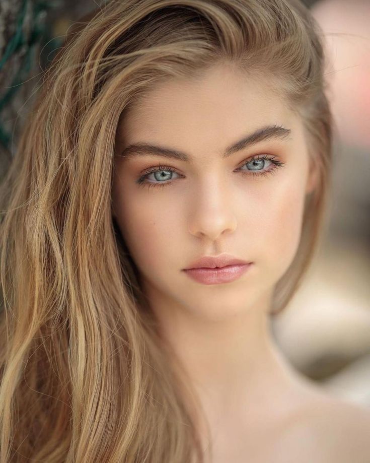 Cabelo claro para olhos cinza