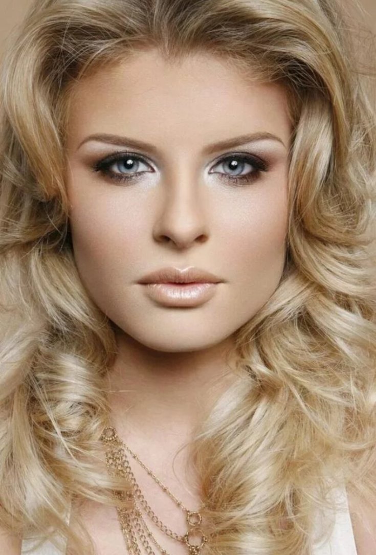 Cabelo claro para olhos cinza