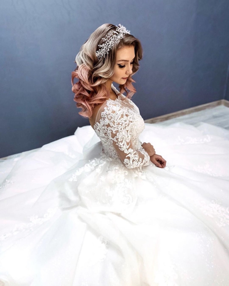 Penteados de casamento chiques para cabelos longos e grossos