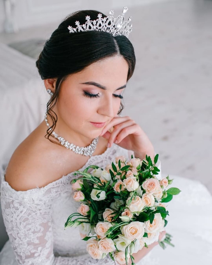 Penteados de casamento chiques para cabelos longos e grossos