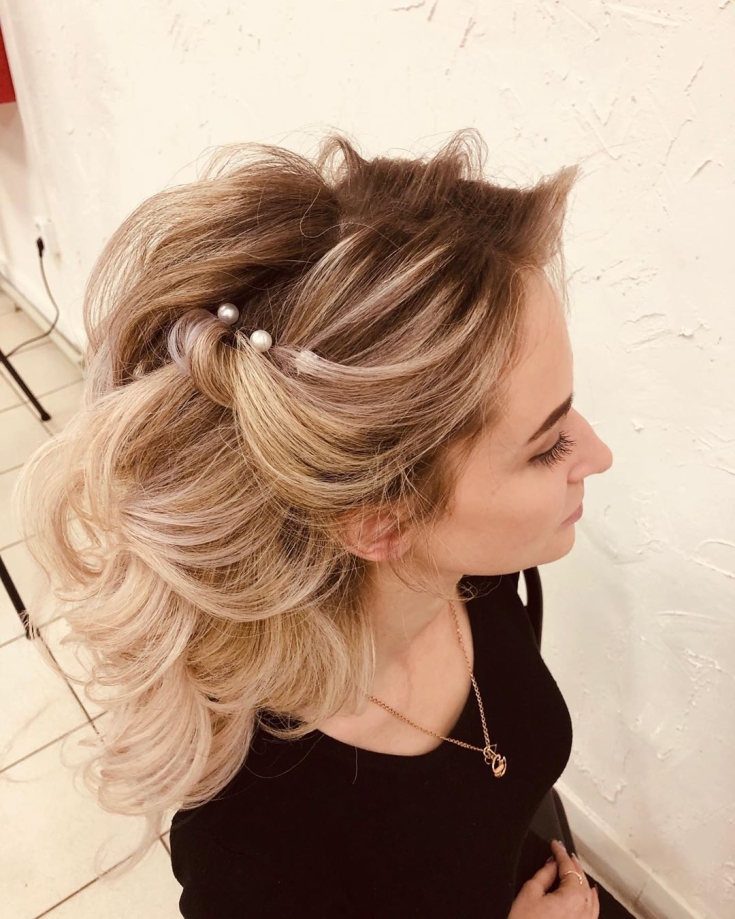 Penteados de casamento chiques para cabelos longos e grossos