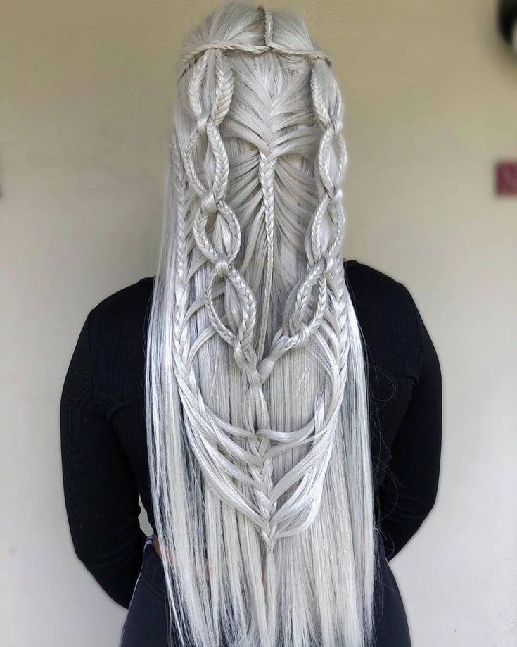 Penteados de casamento chiques para cabelos longos e grossos