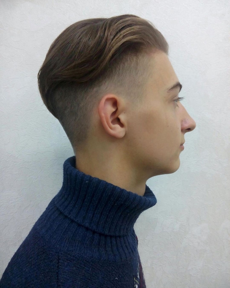 Corte de cabelo modelo faça você mesmo para meninos com uma máquina de escrever em casa