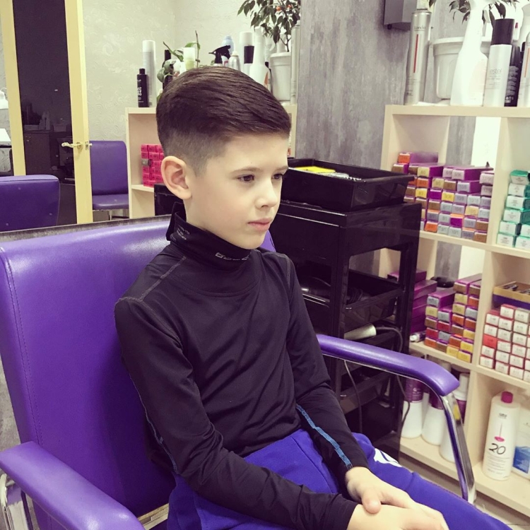 Corte de cabelo modelo faça você mesmo para meninos com uma máquina de escrever em casa