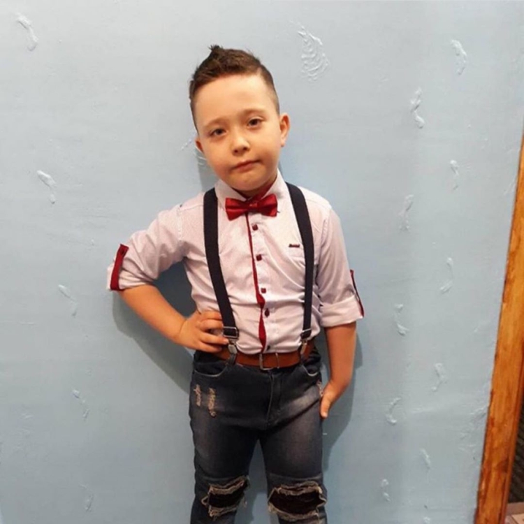 Corte de cabelo modelo faça você mesmo para meninos com uma máquina de escrever em casa