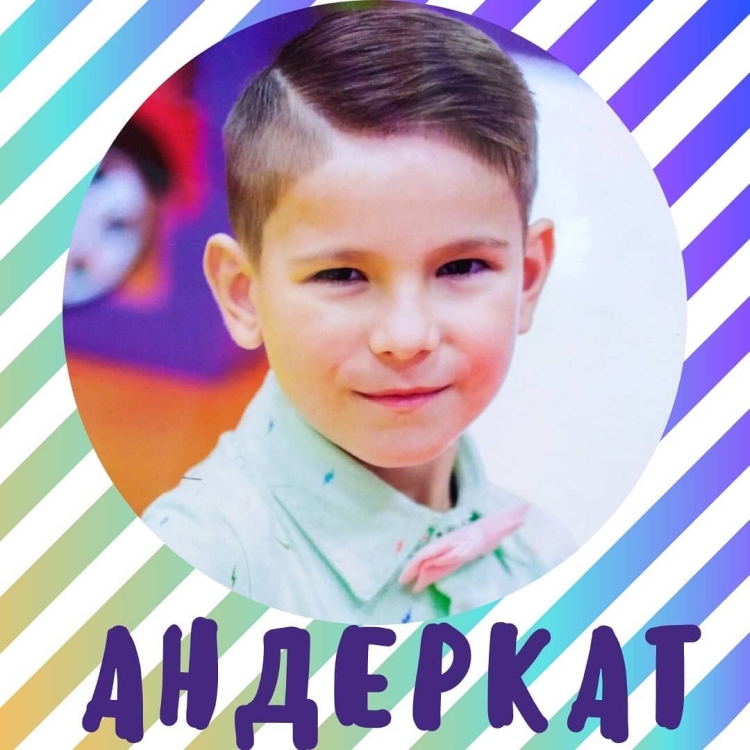 Corte de cabelo modelo faça você mesmo para meninos com uma máquina de escrever em casa