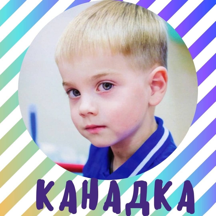 Corte de cabelo modelo faça você mesmo para meninos com uma máquina de escrever em casa