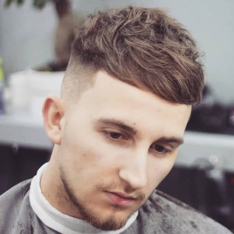 Cortes de cabelo masculinos com têmporas raspadas com nomes e exemplos