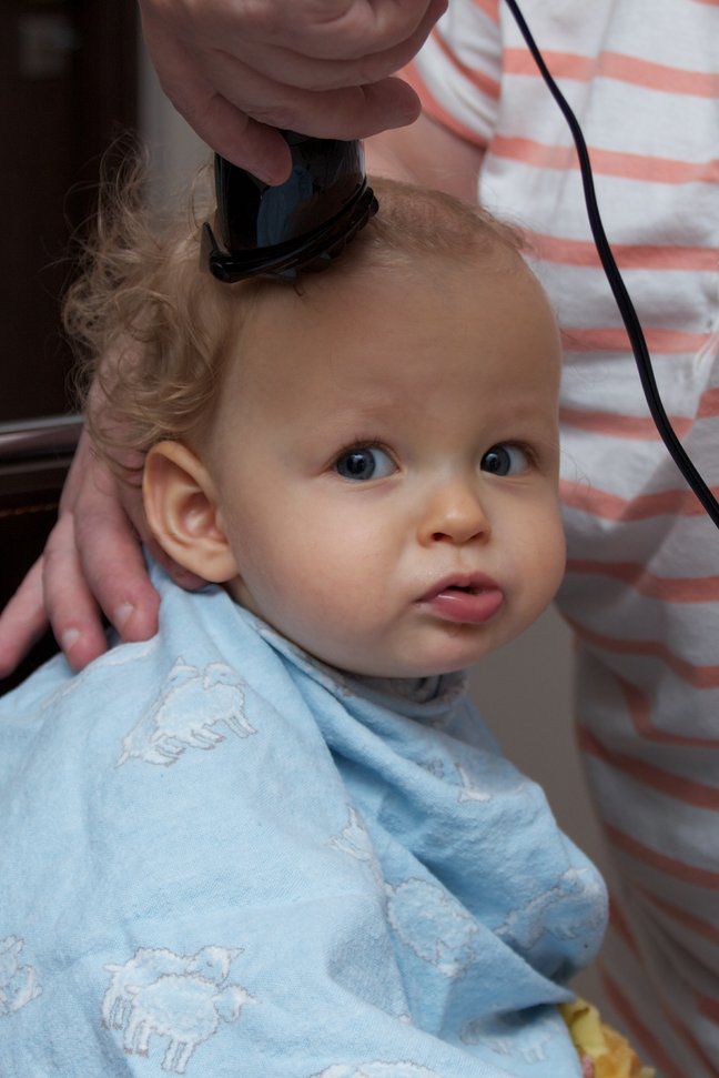 Corte de cabelo modelo faça você mesmo para meninos com uma máquina de escrever em casa