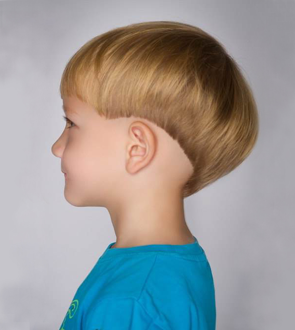 Corte de cabelo modelo faça você mesmo para meninos com uma máquina de escrever em casa