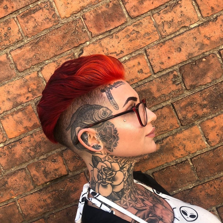 Corte de cabelo feminino com têmporas raspadas