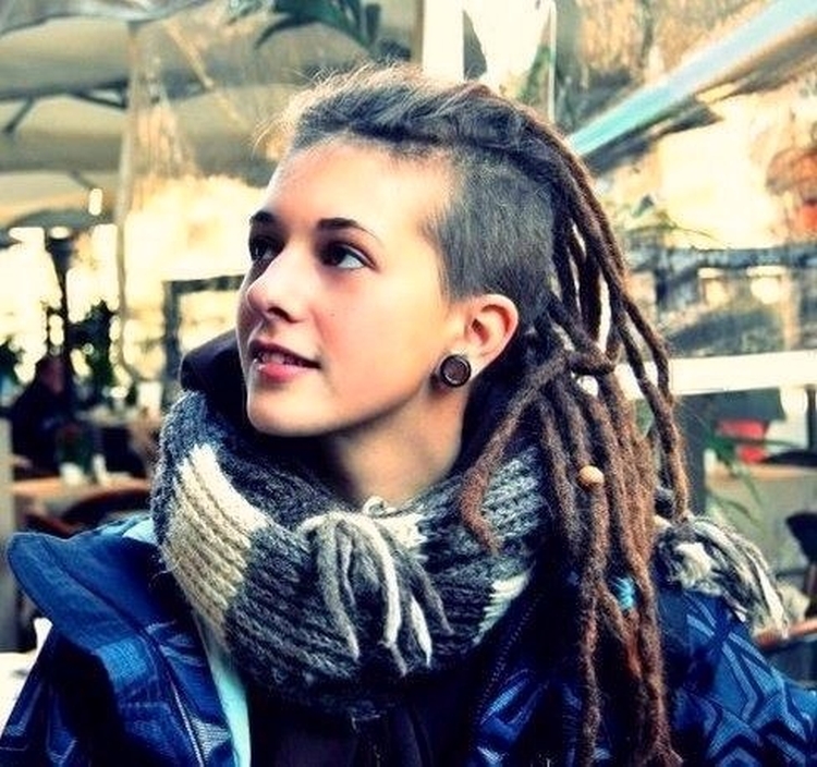 Corte de cabelo feminino com têmporas raspadas