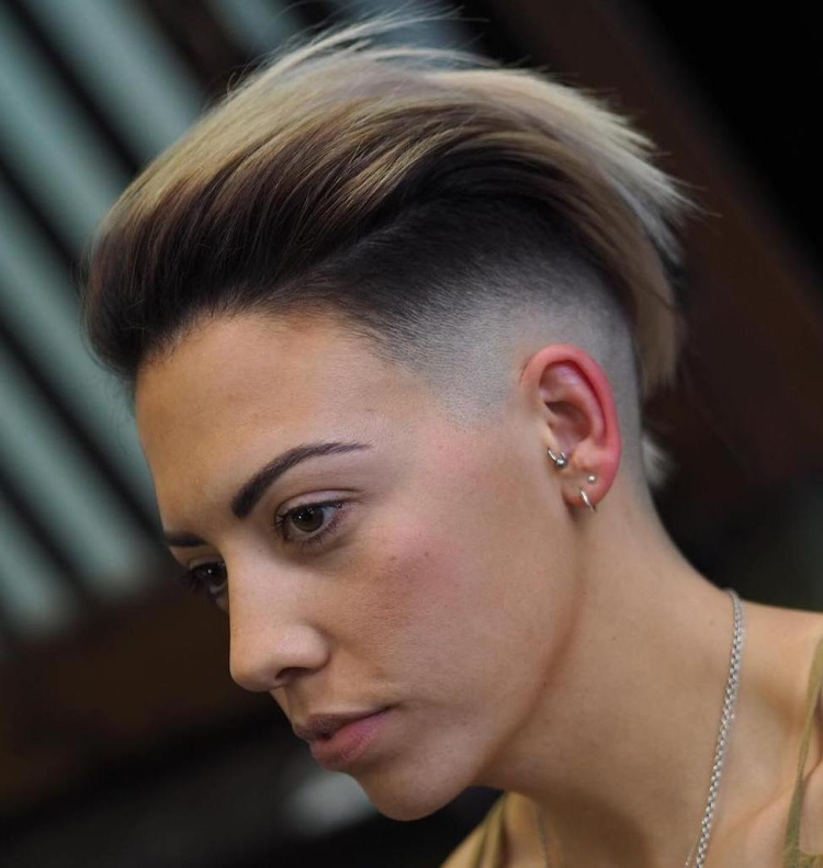 Corte de cabelo feminino com têmporas raspadas