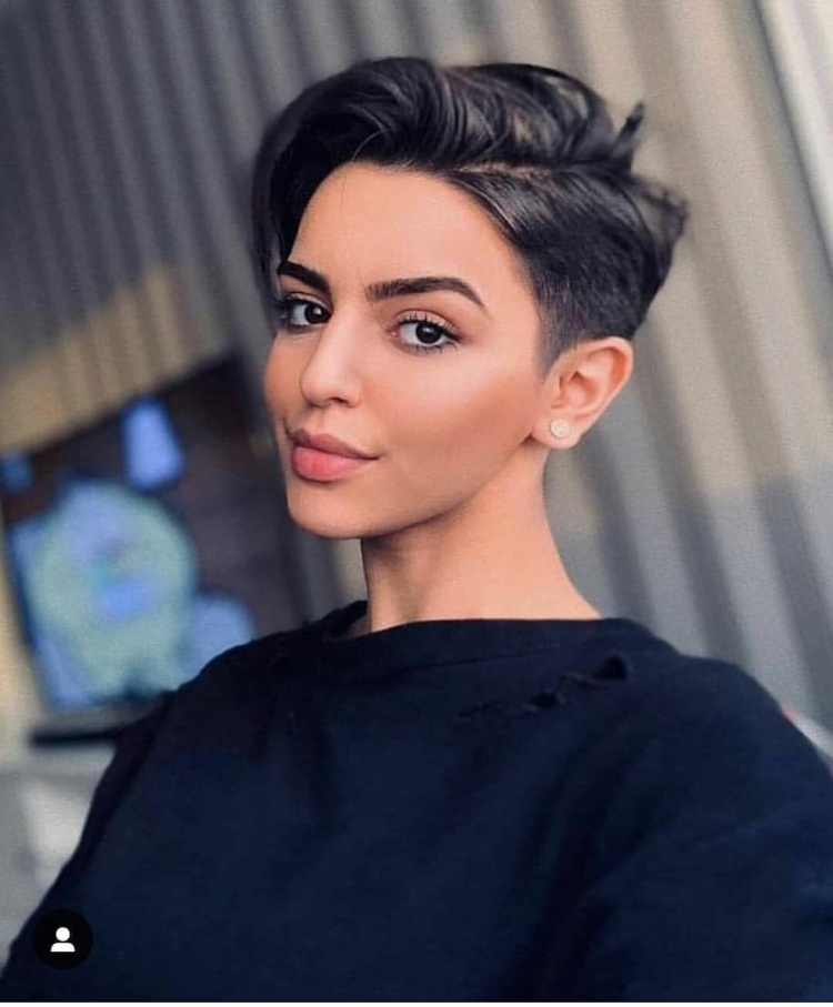 Corte de cabelo feminino com têmporas raspadas