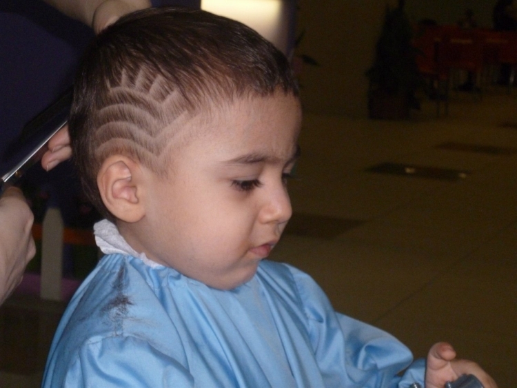 Idéias de penteados com desenhos na cabeça para meninos