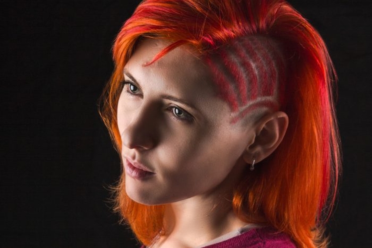 Corte de cabelo feminino com têmporas raspadas